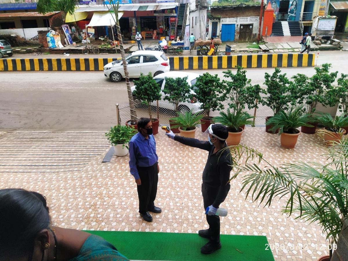 Hotel Radiance Courtyard Varanasi Bagian luar foto