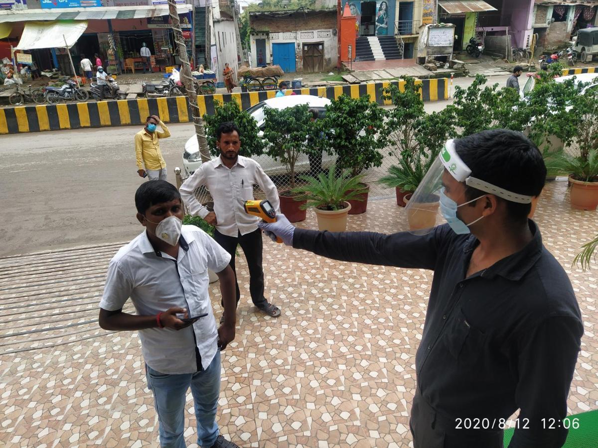 Hotel Radiance Courtyard Varanasi Bagian luar foto