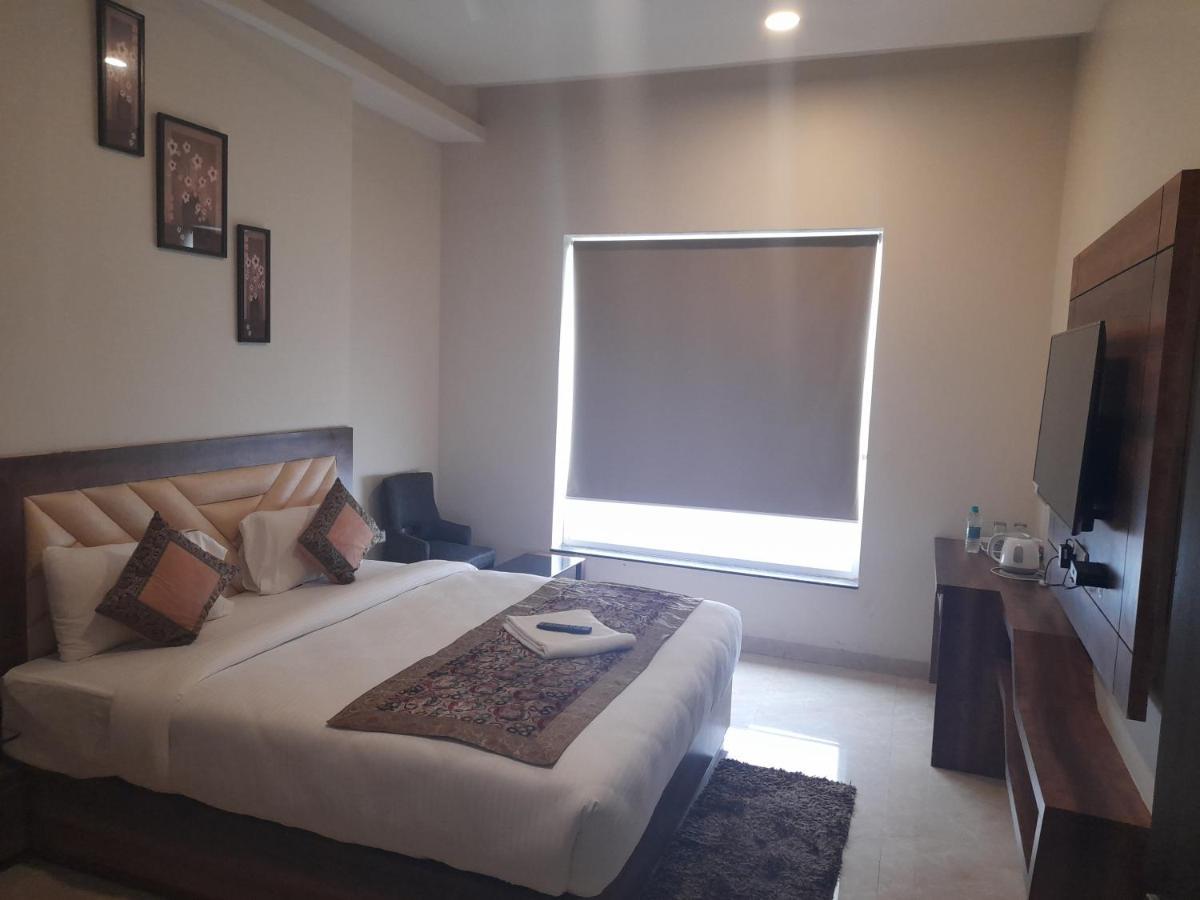 Hotel Radiance Courtyard Varanasi Bagian luar foto