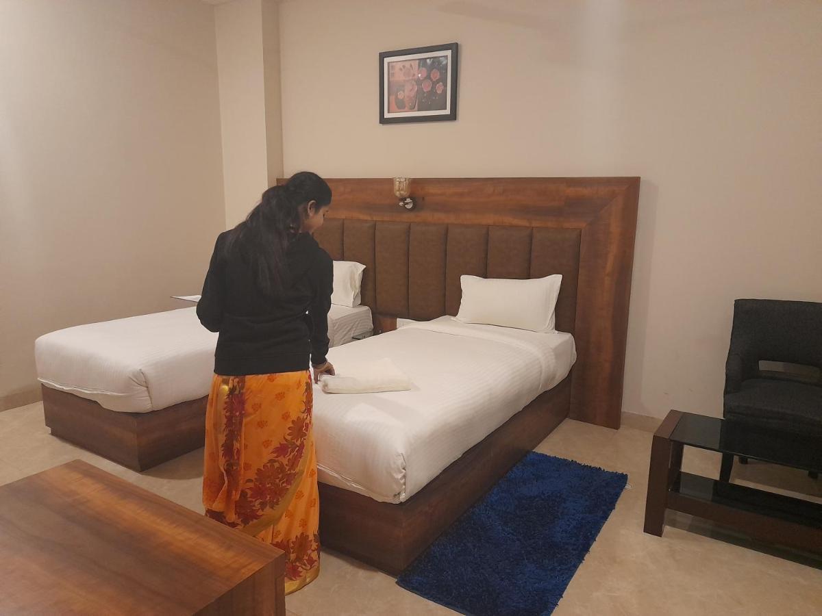 Hotel Radiance Courtyard Varanasi Bagian luar foto