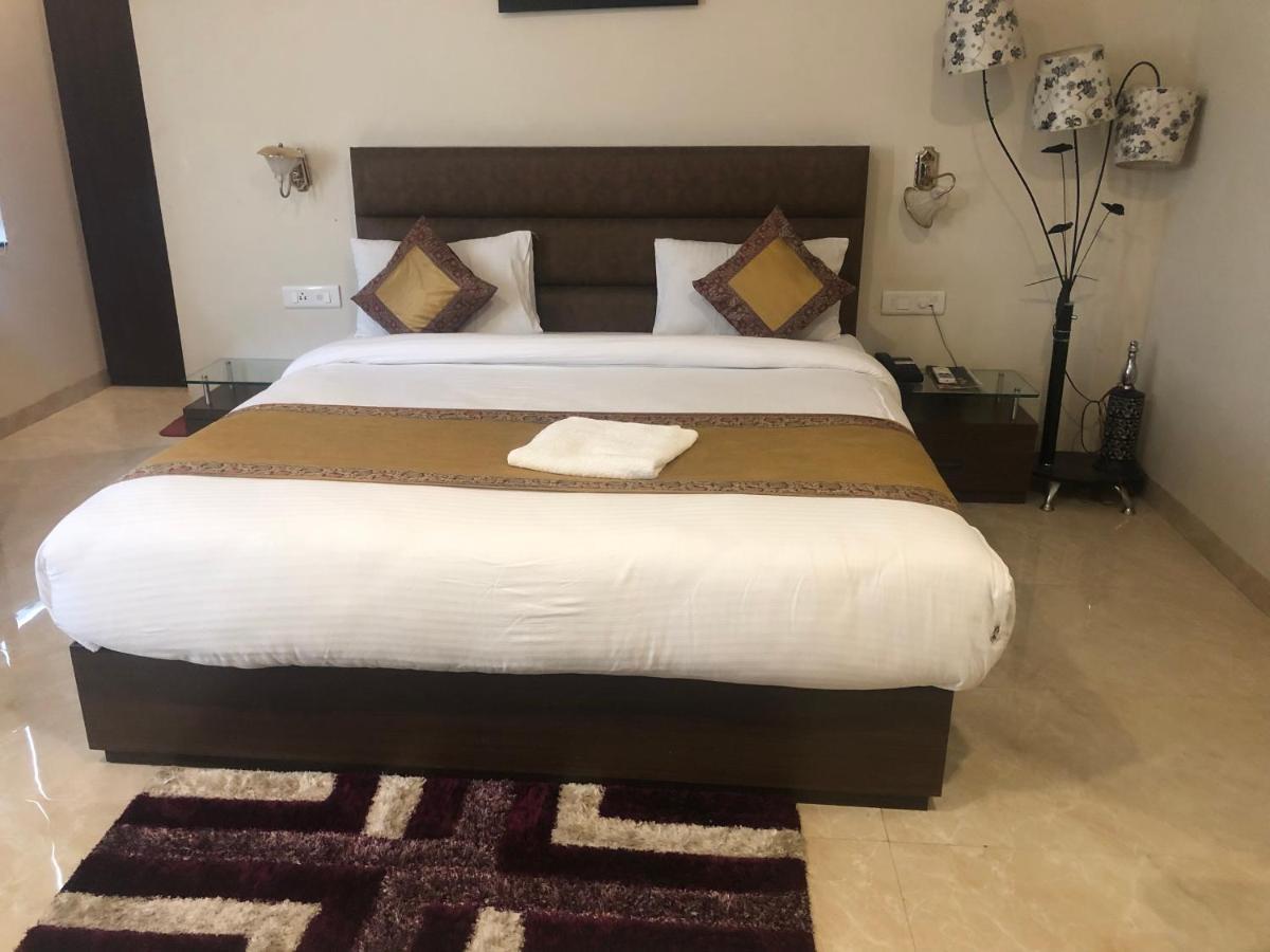 Hotel Radiance Courtyard Varanasi Bagian luar foto