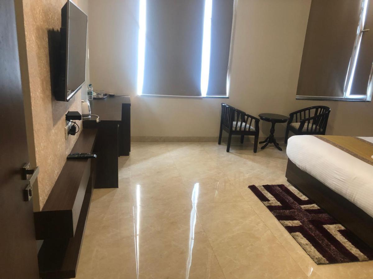 Hotel Radiance Courtyard Varanasi Bagian luar foto