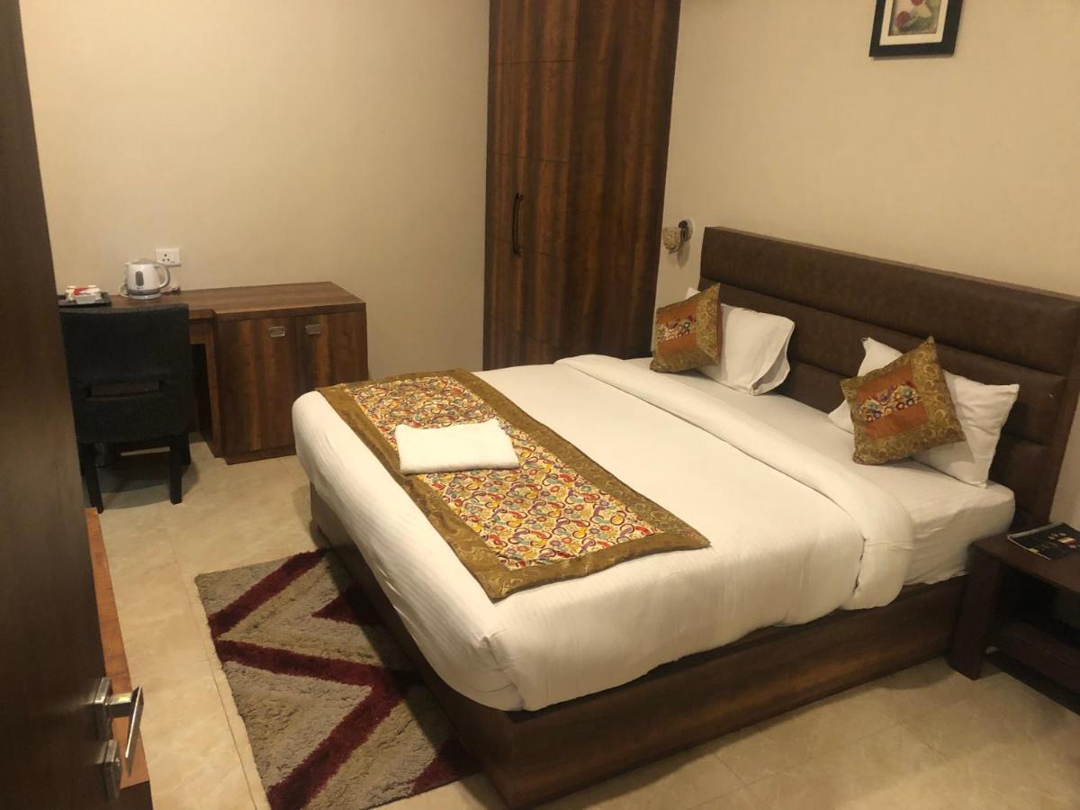 Hotel Radiance Courtyard Varanasi Bagian luar foto