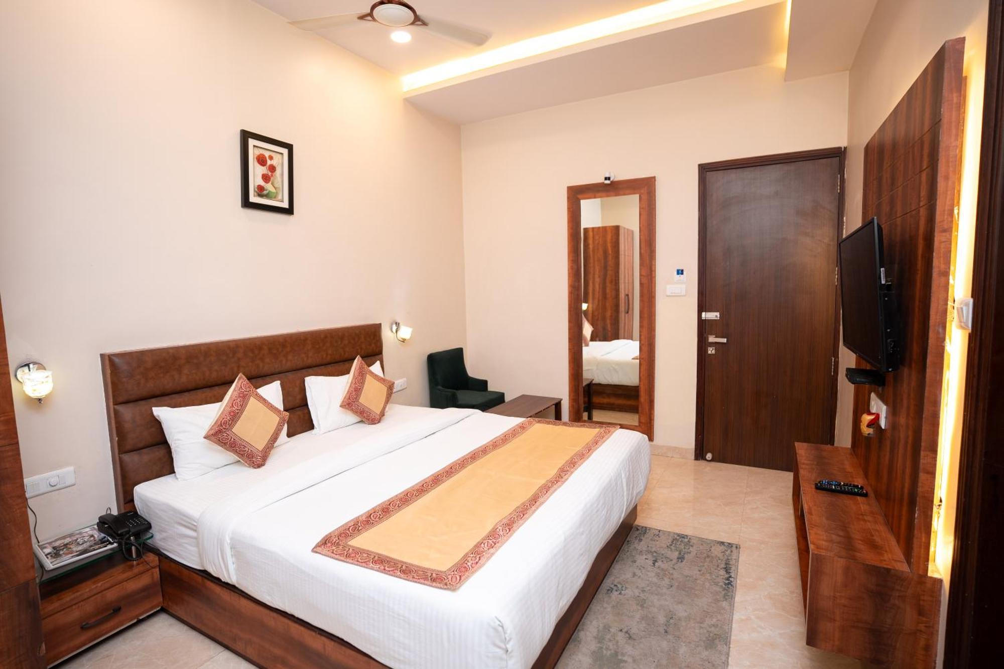 Hotel Radiance Courtyard Varanasi Bagian luar foto