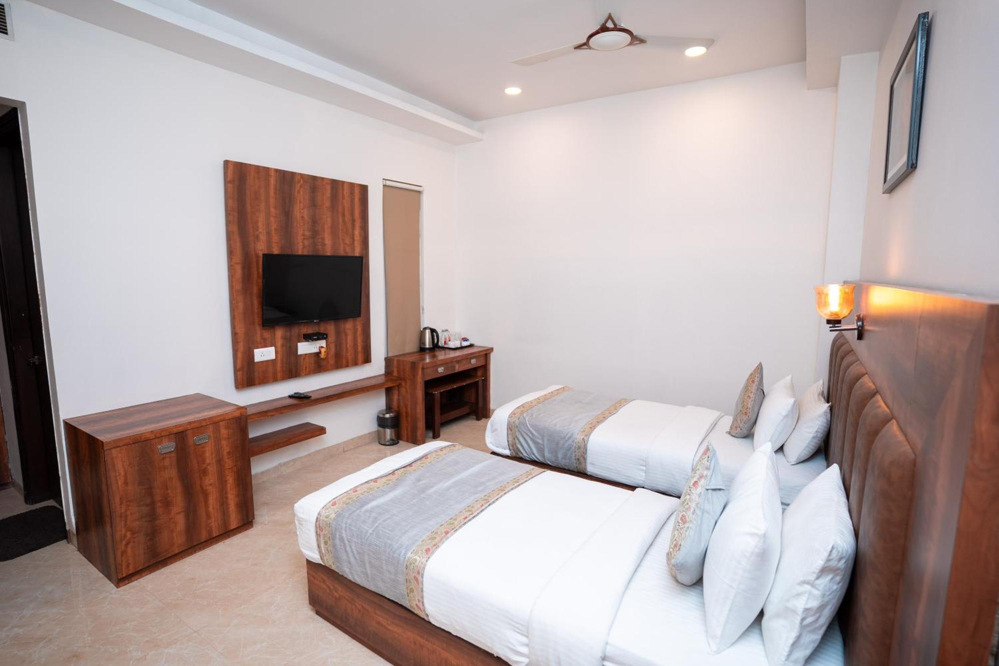 Hotel Radiance Courtyard Varanasi Bagian luar foto