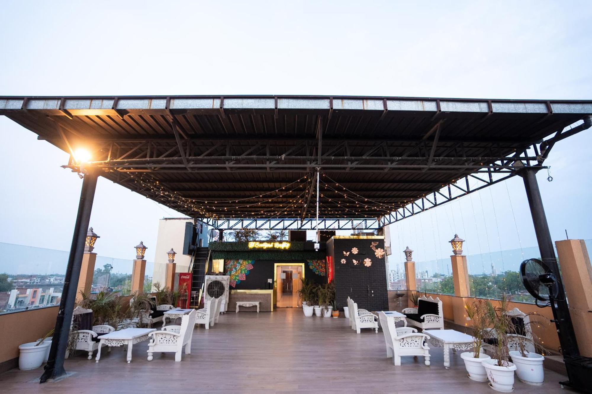 Hotel Radiance Courtyard Varanasi Bagian luar foto