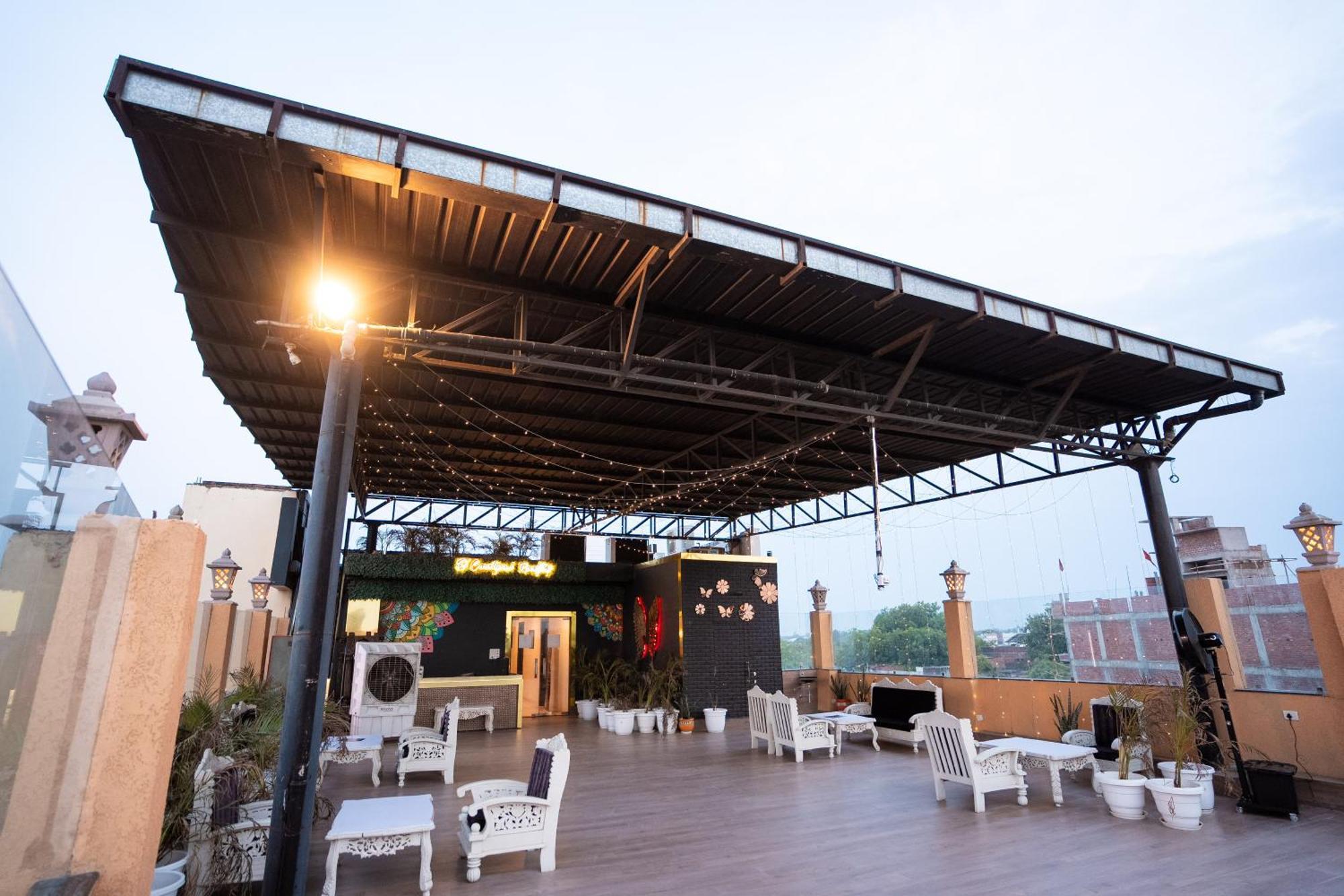 Hotel Radiance Courtyard Varanasi Bagian luar foto