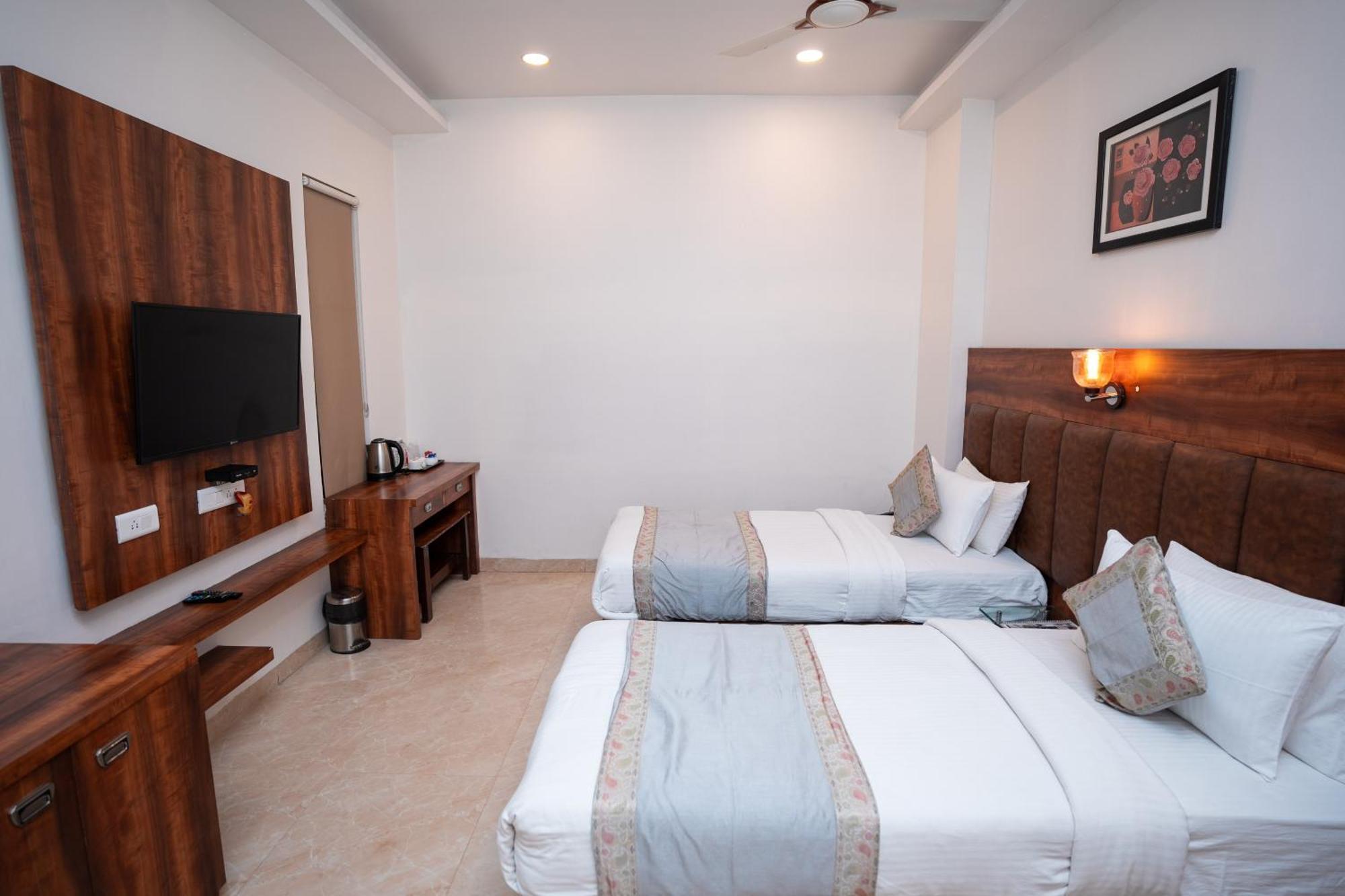 Hotel Radiance Courtyard Varanasi Bagian luar foto