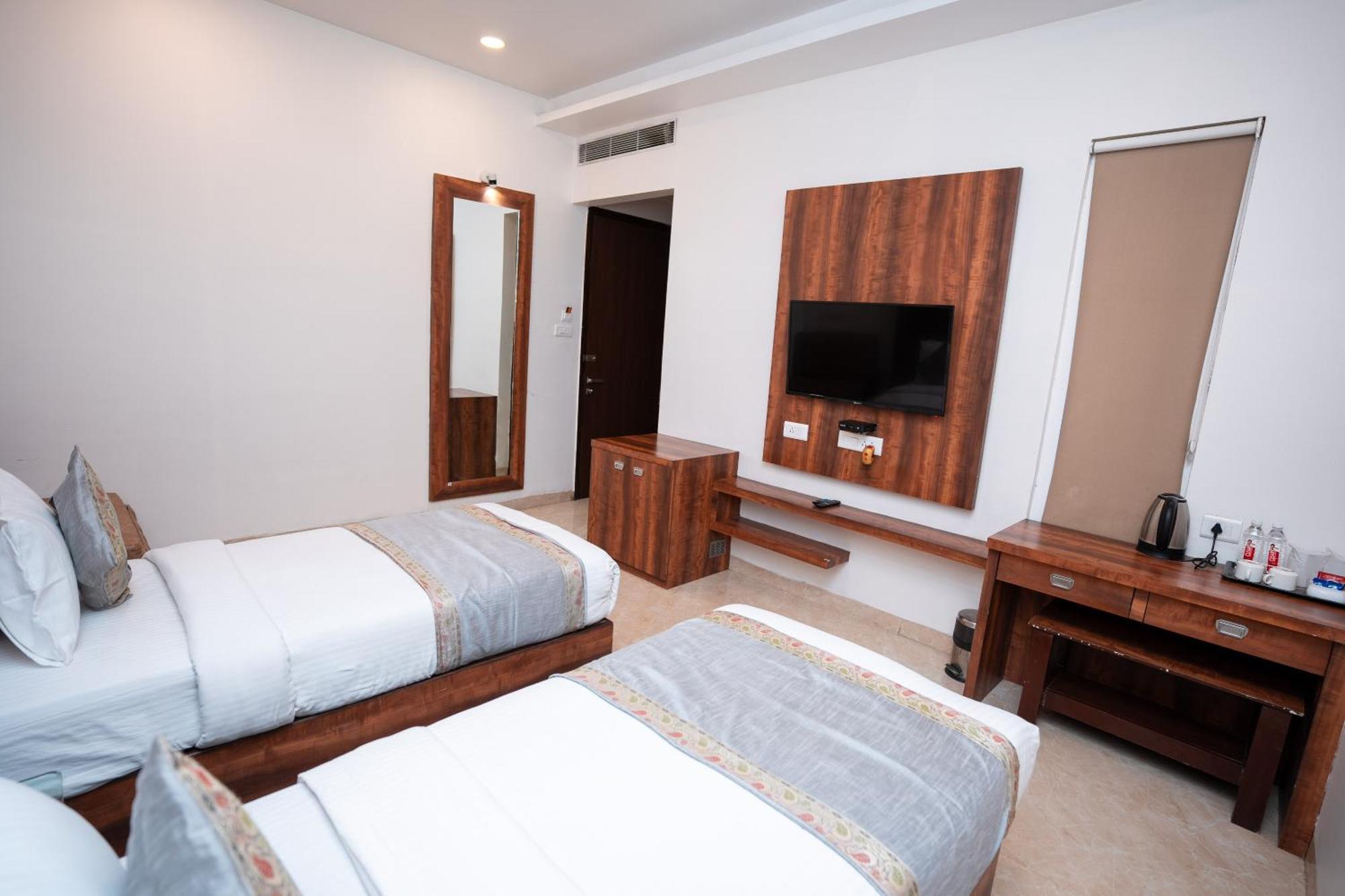 Hotel Radiance Courtyard Varanasi Bagian luar foto
