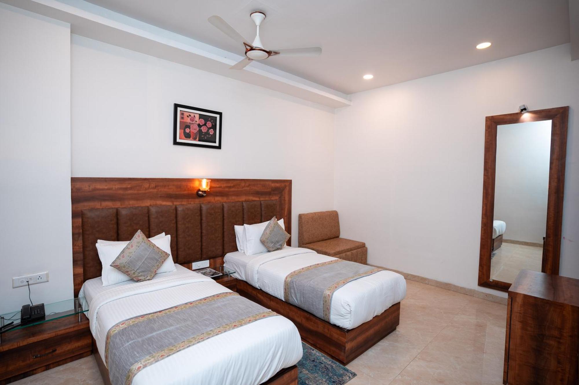 Hotel Radiance Courtyard Varanasi Bagian luar foto