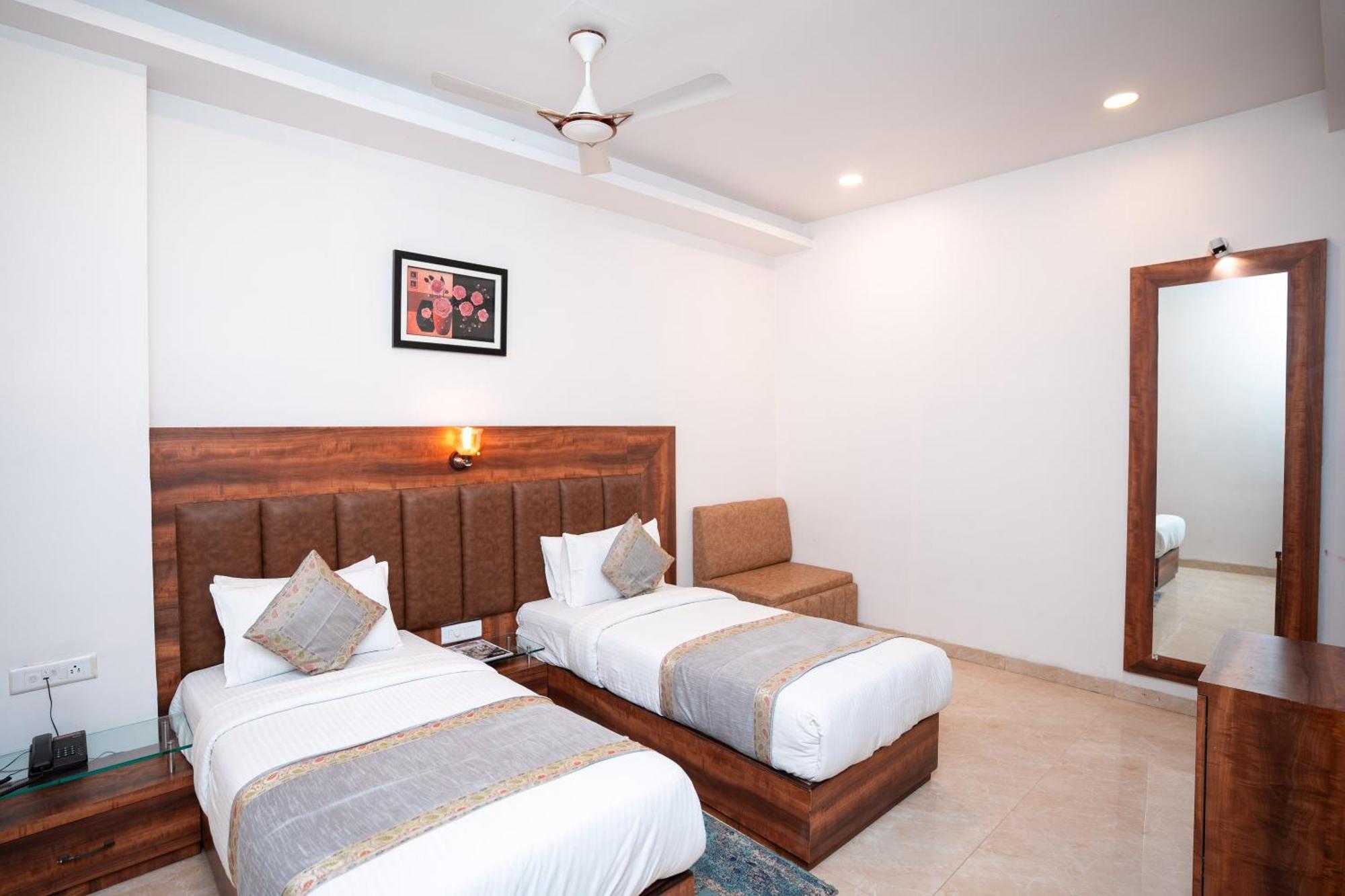 Hotel Radiance Courtyard Varanasi Bagian luar foto