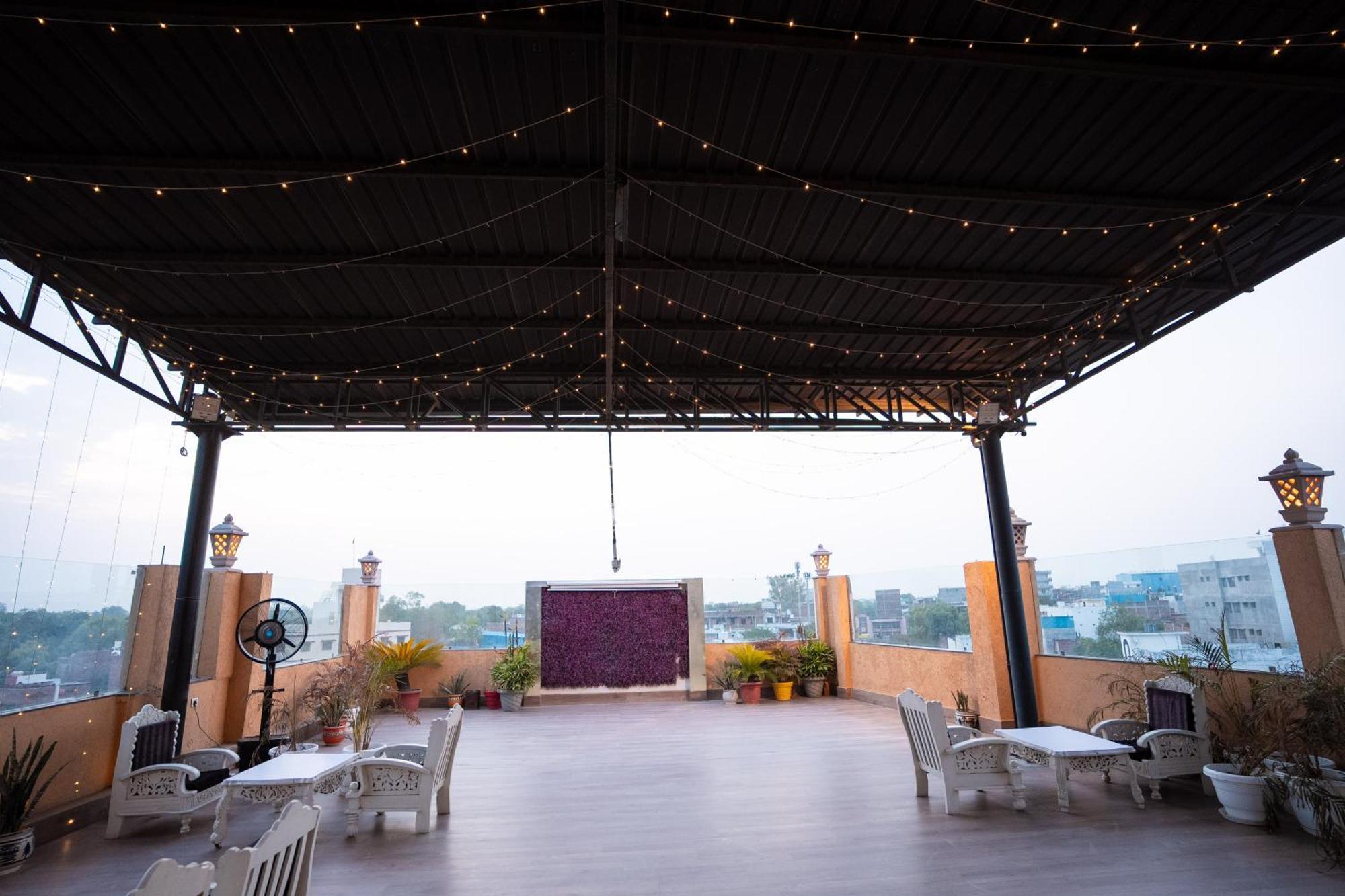 Hotel Radiance Courtyard Varanasi Bagian luar foto