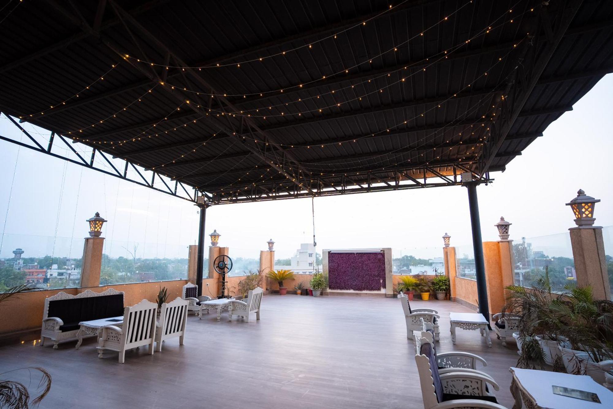 Hotel Radiance Courtyard Varanasi Bagian luar foto