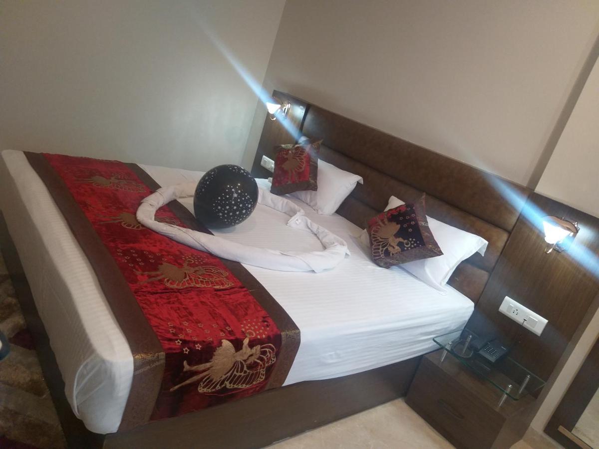Hotel Radiance Courtyard Varanasi Bagian luar foto