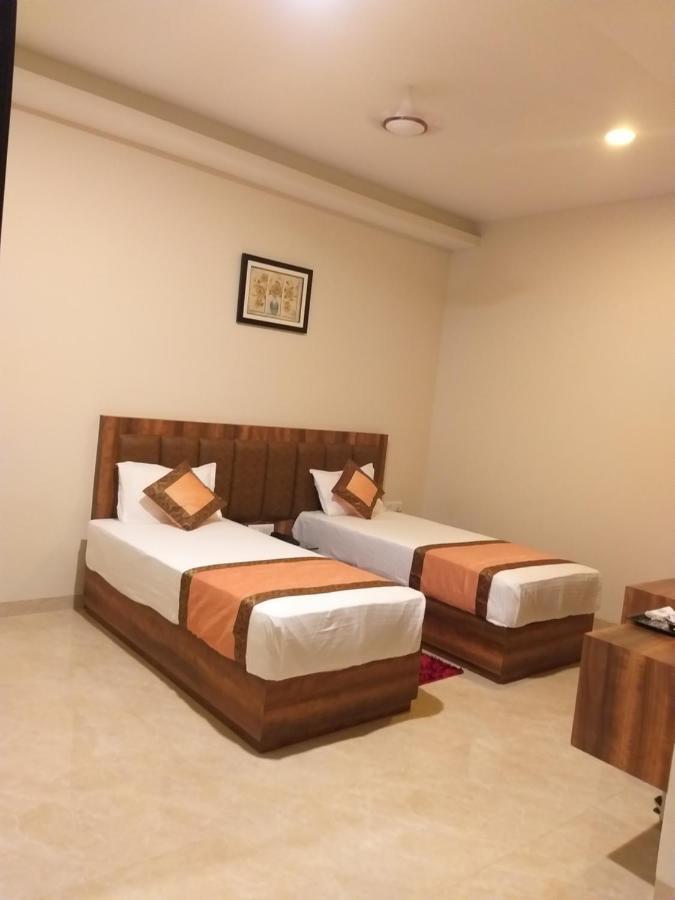 Hotel Radiance Courtyard Varanasi Bagian luar foto